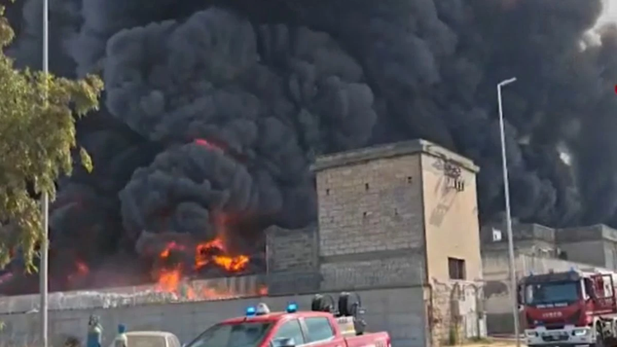 Incendio devastante nella città italiana: fumo nero ovunque (VIDEO) Incendio devastante nella città italiana: fumo nero ovunque (VIDEO)