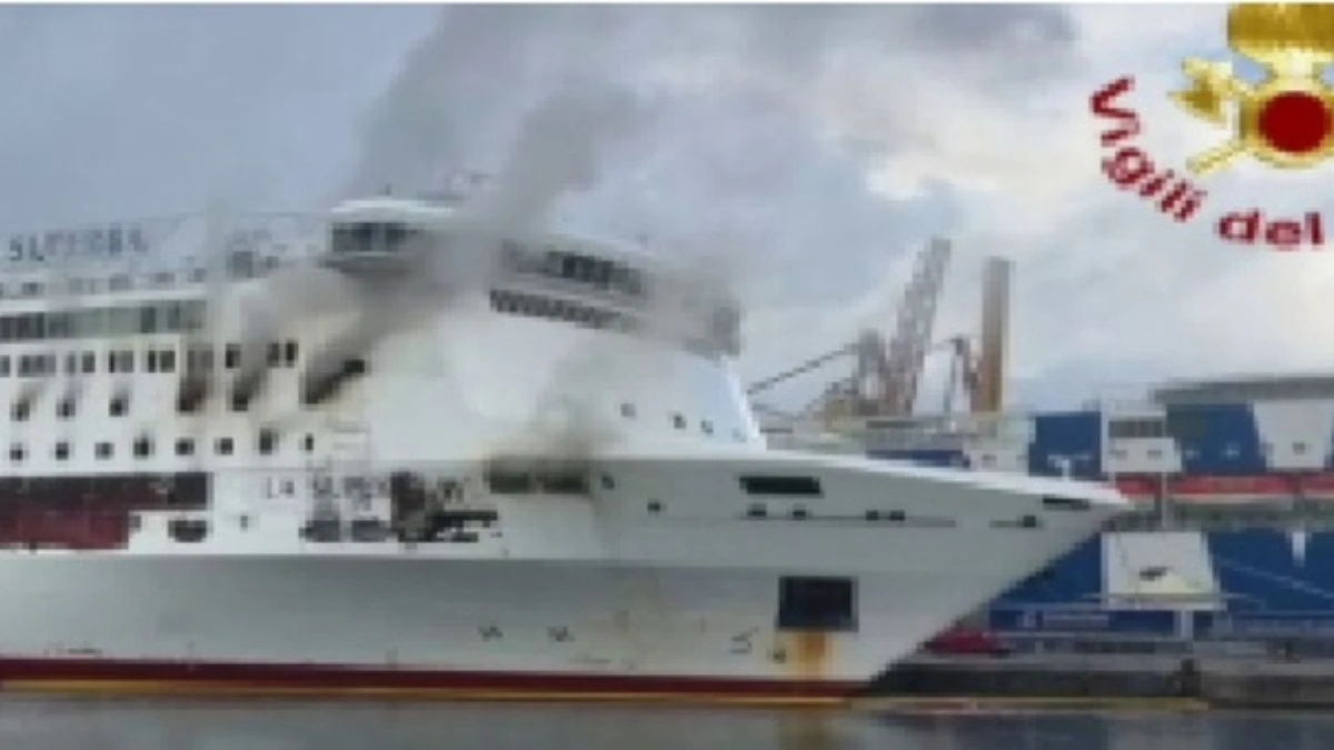 Italia, incendio sul traghetto: nave alla deriva. “Centinaia di persone a bordo” Italia, incendio sul traghetto: nave alla deriva. “Centinaia di persone a bordo”