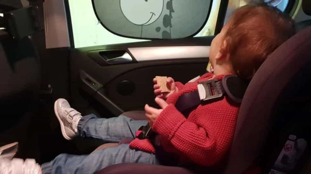 Bimbi volati dall’auto in corsa, ora la verità: cosa facevano il padre e la madre Bimbi volati dall’auto in corsa, ora la verità: cosa facevano il padre e la madre