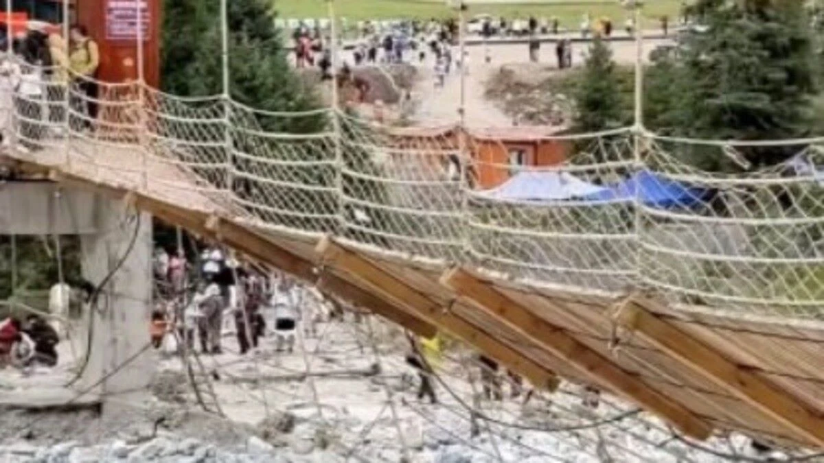 il ponte crolla e precipitano decine di persone diverse vittime