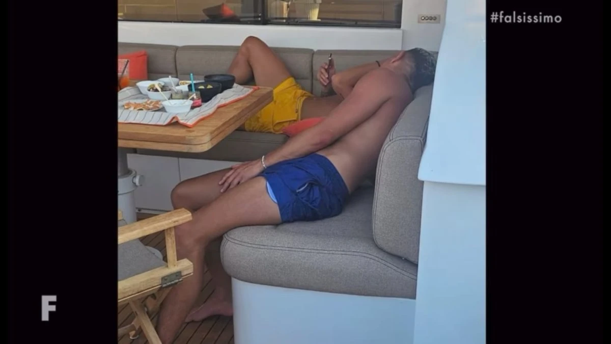 in barca con lui scandalo nella serie a la bomba di fabrizio corona ci sono baci