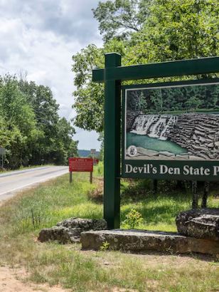 Agressione in un parco in Arkansas