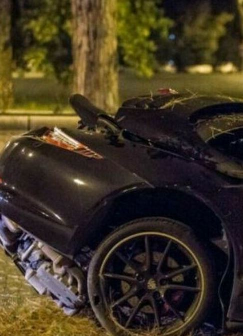 Tivoli, schianto con Porsche rubata contro un cancello: un morto e due feriti