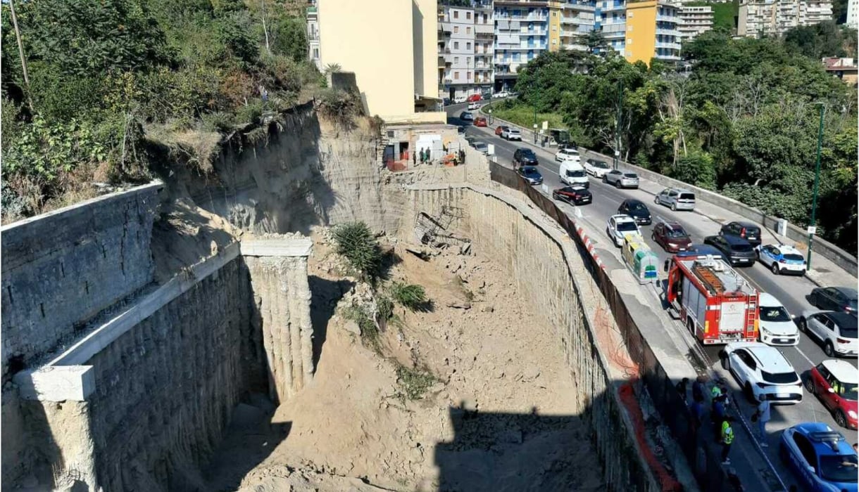 frana collina in italia enorme boato e nube di polvere