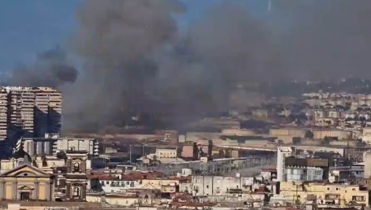 Spaventoso incendio nel grattacielo in centro città in Italia: distrutti due piani (VIDEO)