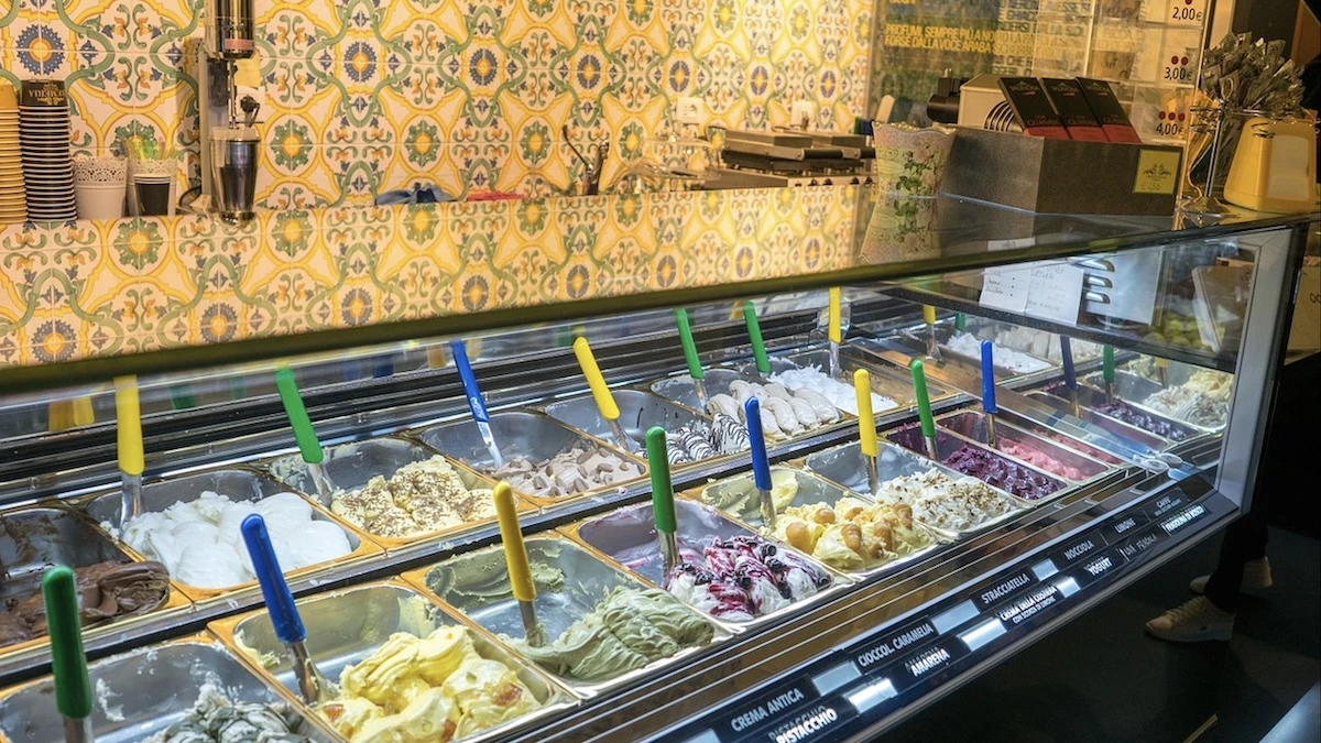 “Poco gelato nel cono di mio figlio”: aggressione brutale nella gelateria italiana