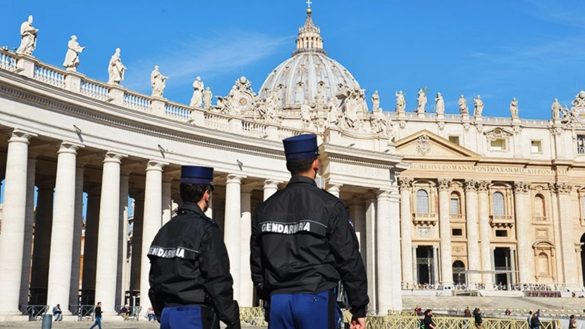 trovata pistola carica voleva colpire il papa chi hanno arrestato