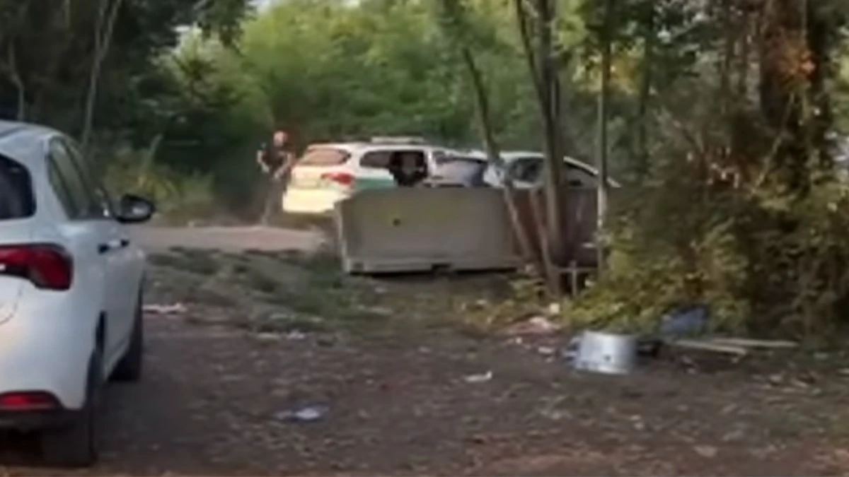 Travolta da auto guidata da minori, troupe Tg4 va al campo rom: terribile quello che gli fanno