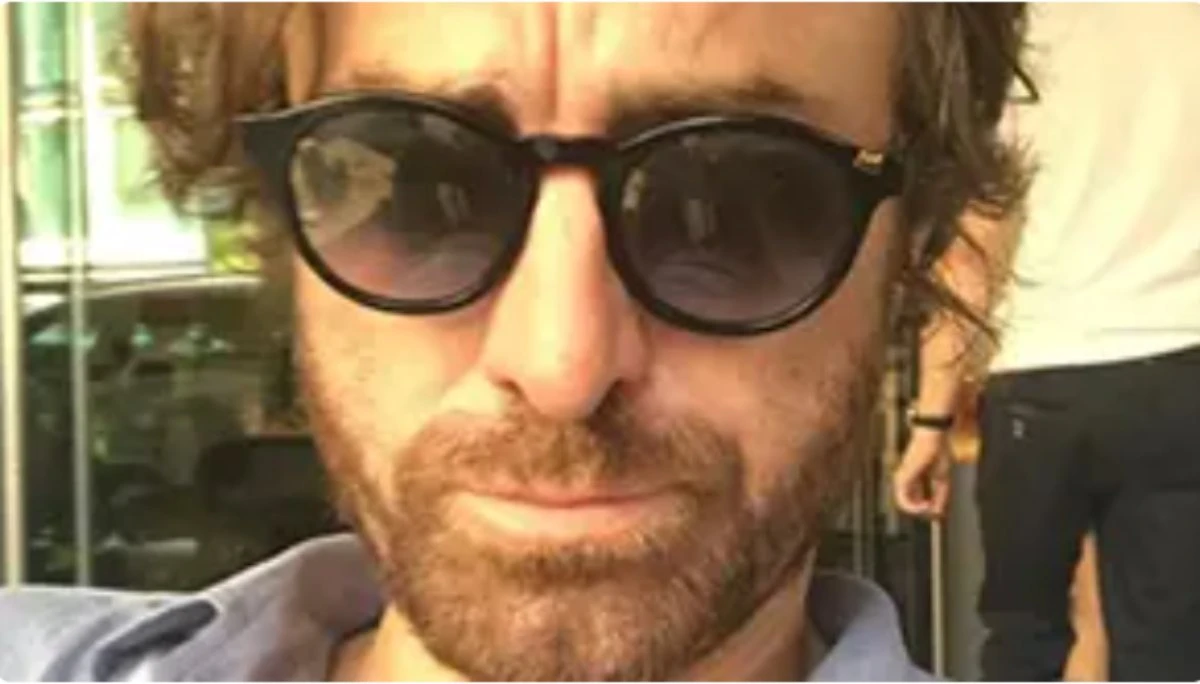 Addio a un’anima brillante: tragedia sul set e il mondo dello spettacolo si ferma Addio a un’anima brillante: tragedia sul set e il mondo dello spettacolo si ferma
