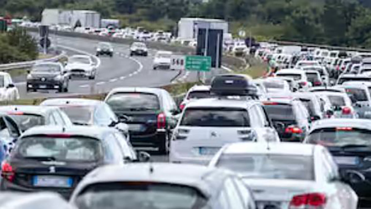 Esodo estivo, bollino nero sulle autostrade: i giorni in cui non partire assolutamente Esodo estivo, bollino nero sulle autostrade: i giorni in cui non partire assolutamente