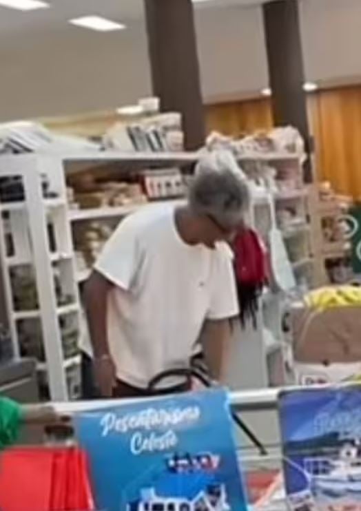 Fiorello a fare la spesa e un dettaglio fa impazzire tutti: il video virale 