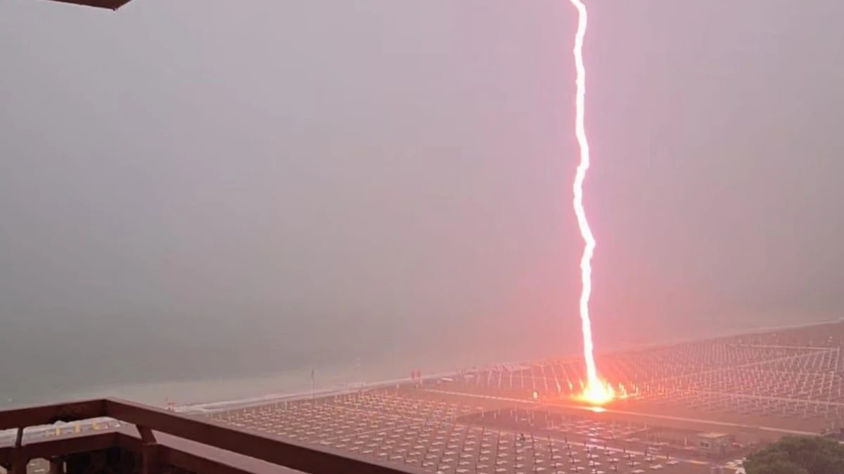 Terribile fulmine sulla spiaggia in Italia: una cosa mai vista (VIDEO)