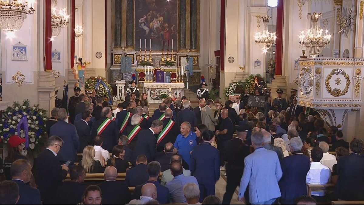 funerali pippo baudo militello si stringe attorno al suo figlio illustre