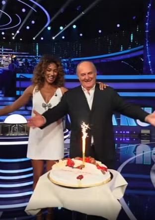 La Ruota della Fortuna, Gerry Scotti commosso dalla sorpresa di compleanno