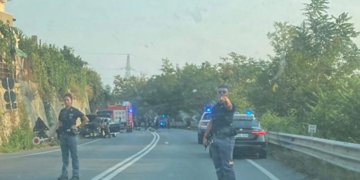 Papà lascia due bimbe sotto al sole in autostrada: incredibile cosa scopre quando torna indietro