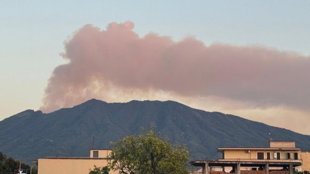 maxi incendio in italia le fiamme minacciano le abitazioni sono ore d8217ansia video