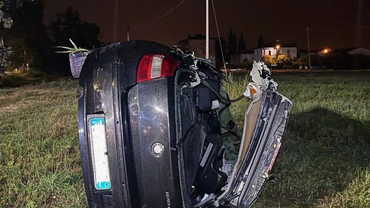 schianto mostruoso l8217auto vola e si ribalta a bordo 5 ragazzi