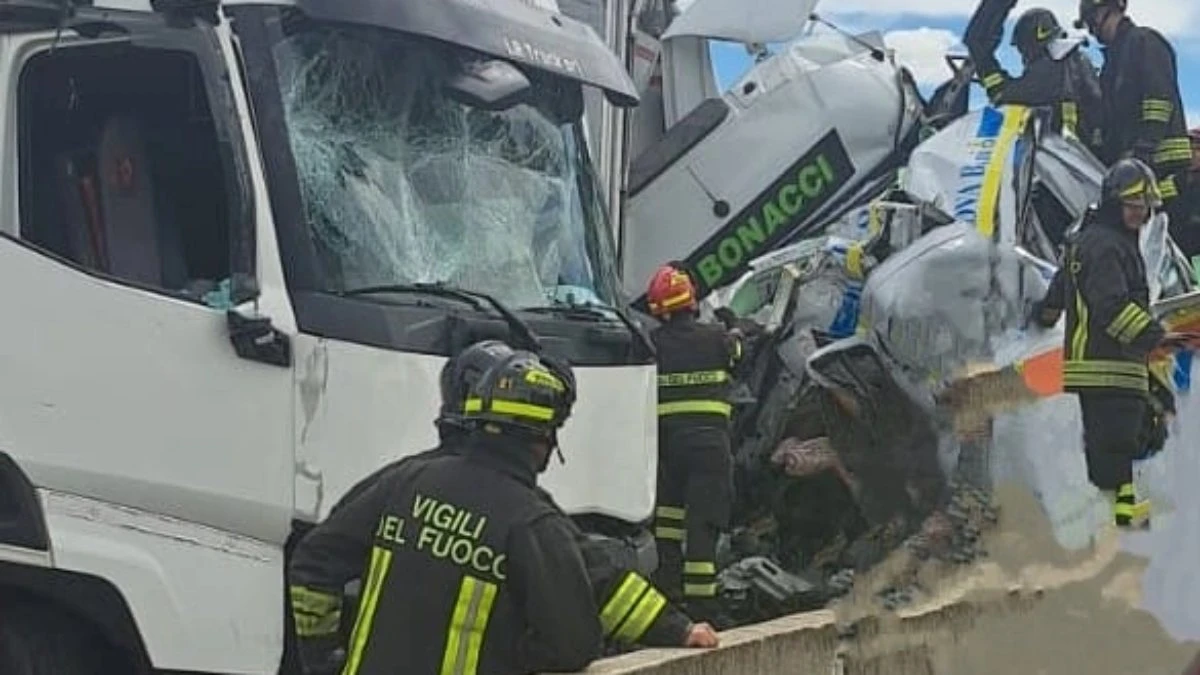 Tragico incidente sull’autostrada A1, camion salta corsia e piomba su un’ambulanza: è una strage