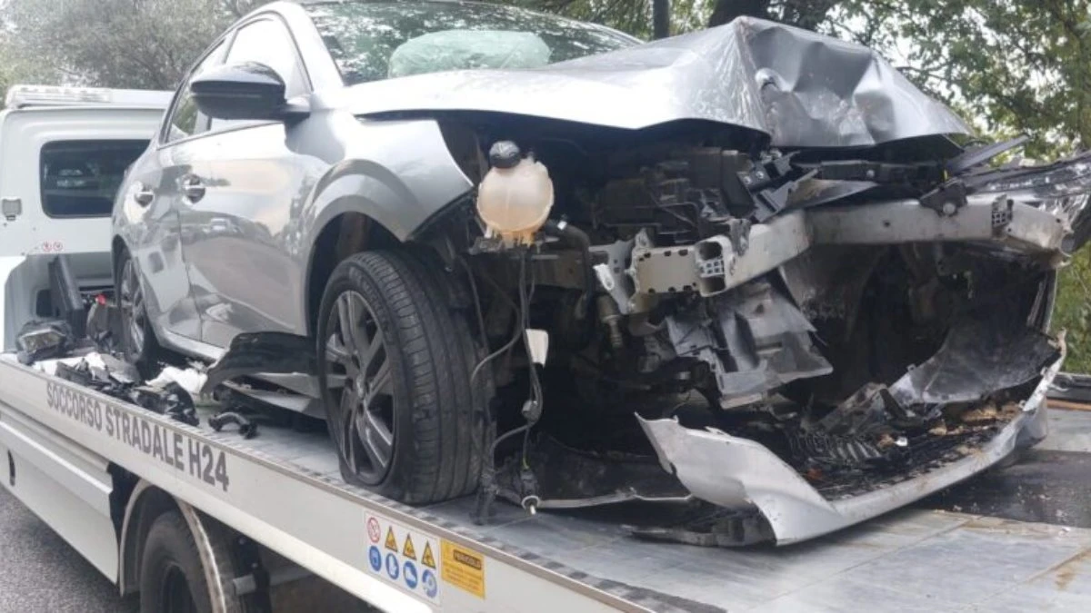 auto si schianta contro un albero a bordo una bimba di otto mesi