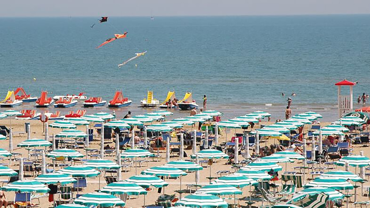 c8217232 un uomo che non si muove tragedia sulla spiaggia italiana la notizia da brividi