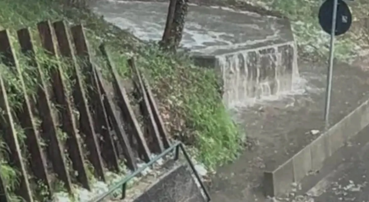 maltempo forte bomba d8217acqua traffico paralizzato e strade come fiumi
