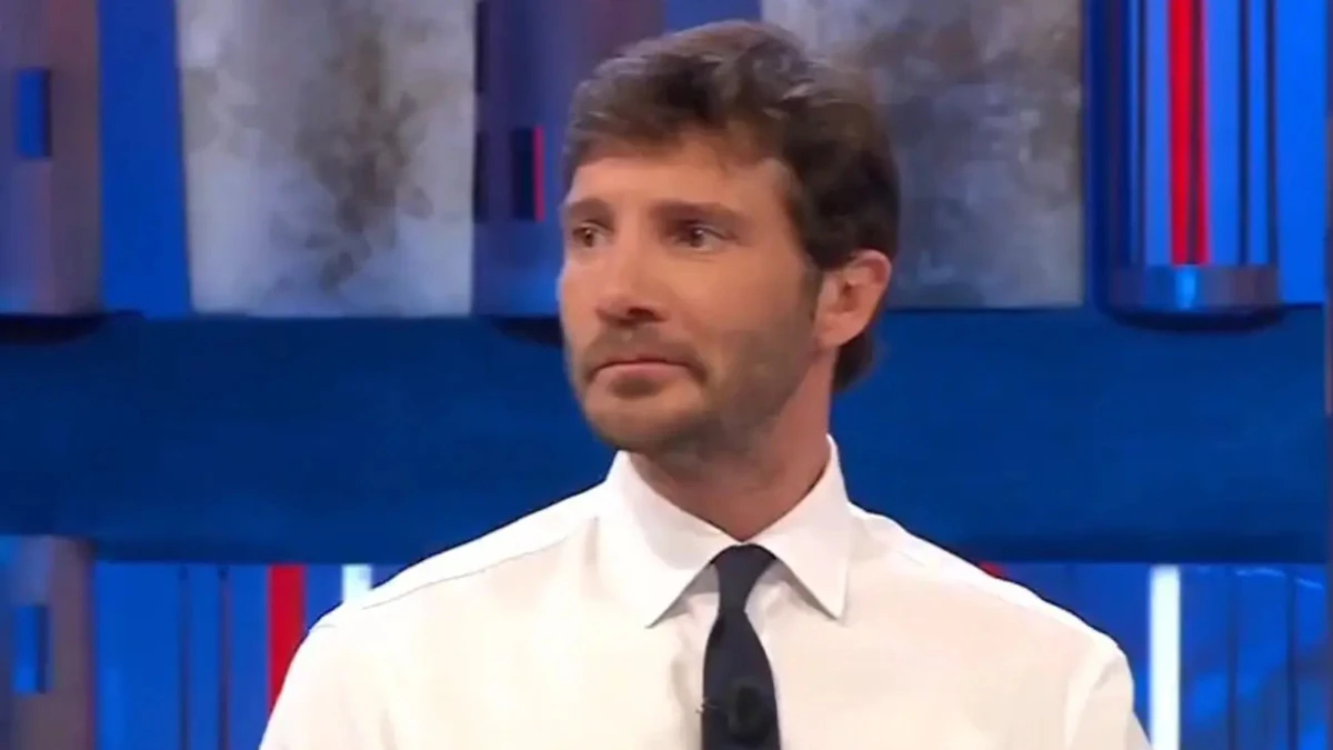 De Martino costretto ad anticipare la fine della vacanze: “Forte nervosismo” De Martino costretto ad anticipare la fine della vacanze: “Forte nervosismo”
