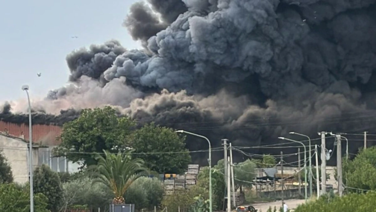 chiudete tutto e non uscite di casa fiamme altissime e gigantesca nube nera nella cittadina italiana video