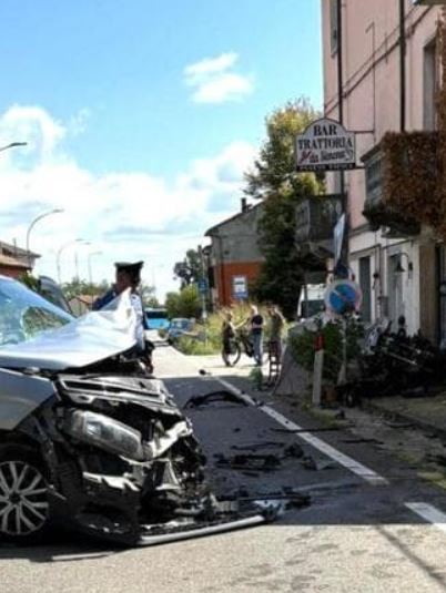 Pavia, incidente tra moto e furgone