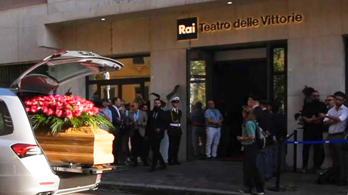 Pippo Baudo, cosa facevano i direttori Rai durante il lutto: è polemica
