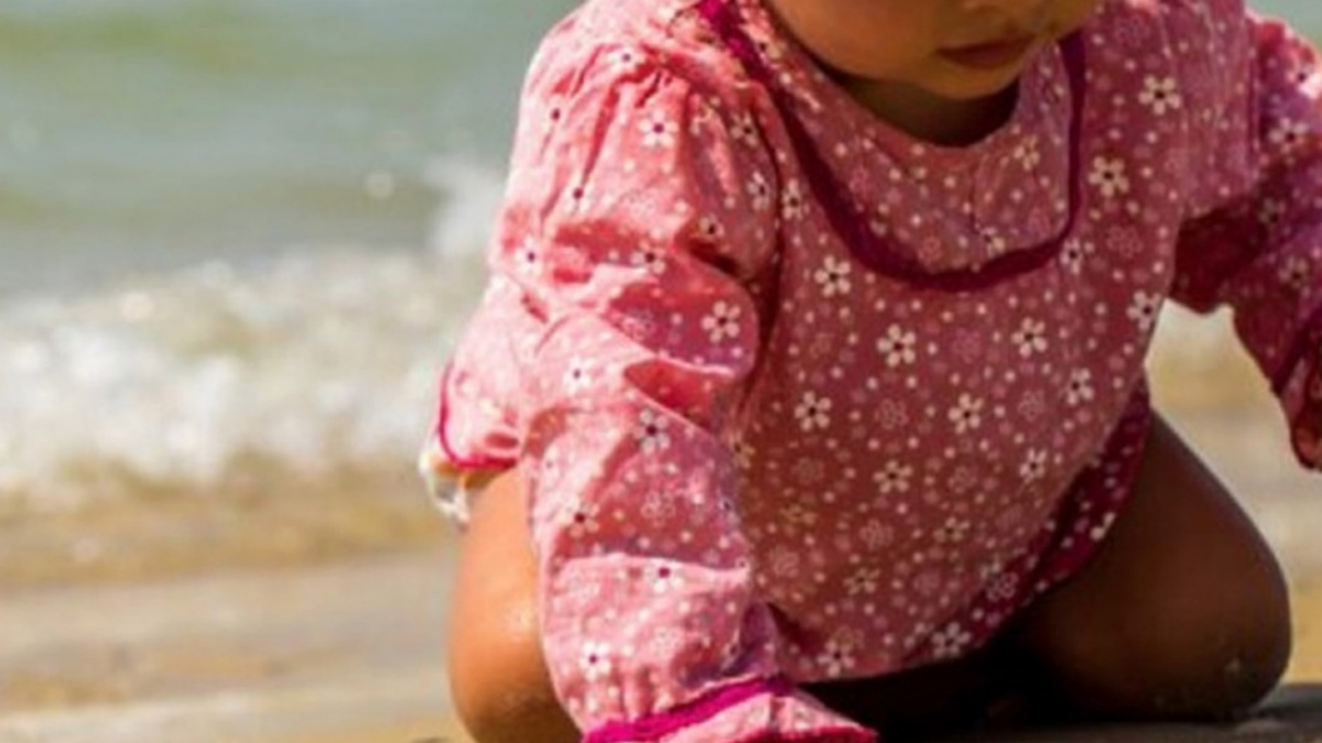 Neonata viene lasciata per ore in spiaggia sotto al sole: shock in Italia Neonata viene lasciata per ore in spiaggia sotto al sole: shock in Italia