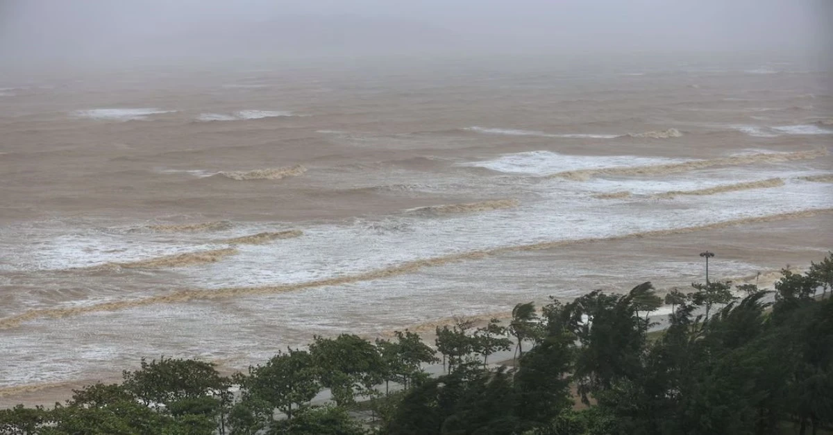 tifone si avvicina alla costa chiusi gli aeroporti ed evacuate migliaia di persone