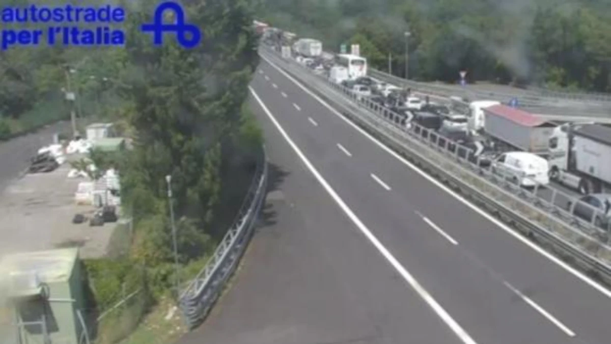 maxi incidente in autostrada tutto bloccato le immagini impressionanti