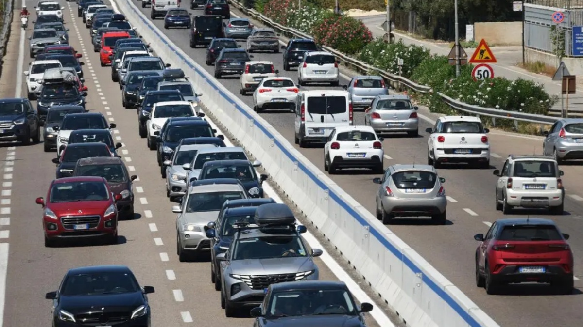 traffico oggi bollino nero sulle autostrade quando conviene partire e quando no
