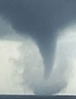 Tromba d’aria in Italia devasta la costa: danni e allagamenti