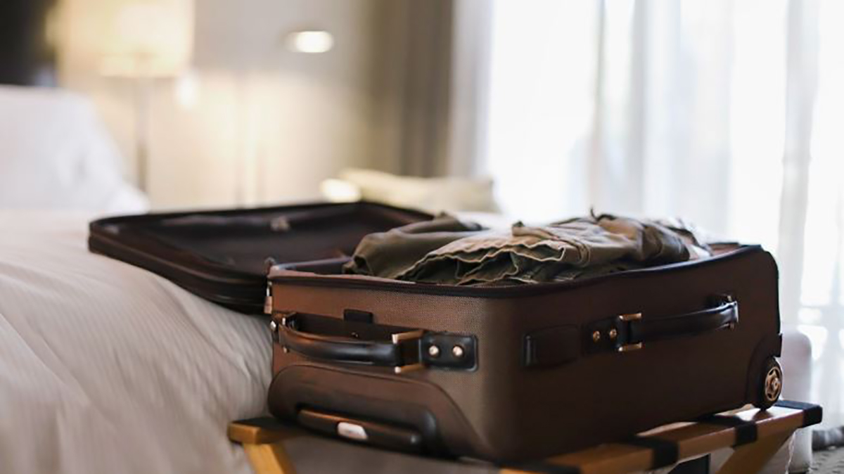 Perché i bagagli in hotel andrebbero messi nella vasca da bagno: il trucco che fa la differenza