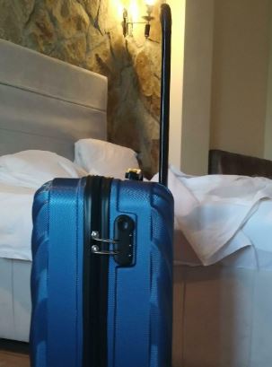 Perché i bagagli in hotel andrebbero messi nella vasca da bagno: il trucco che fa la differenza