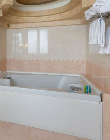 Perché i bagagli in hotel andrebbero messi nella vasca da bagno: il trucco che fa la differenza