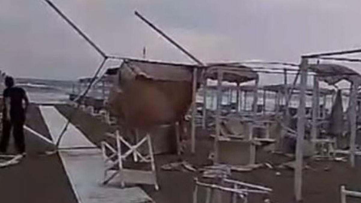 Maltempo, tromba d’aria in Italia: danneggiati stabilimenti