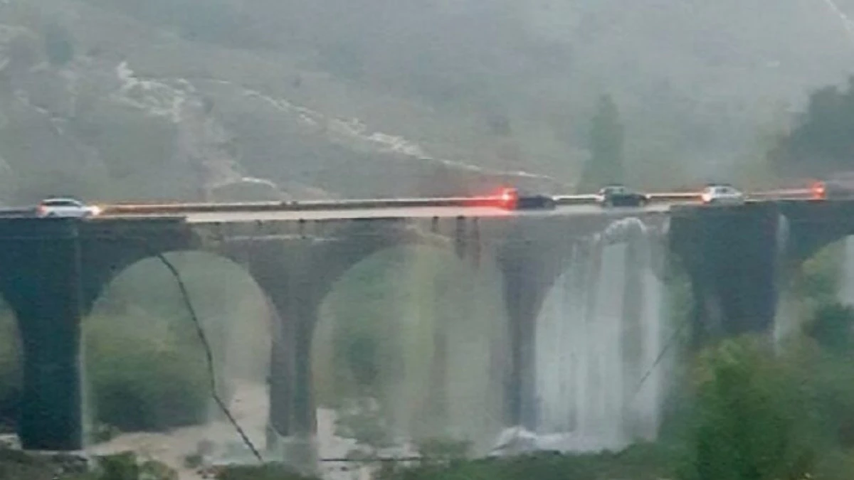 Paura in Italia, cede il ponte mentre ci passano le macchine
