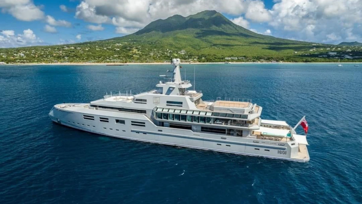 si presenta in toscana con questo yacht tutti scioccati quando si scopre di chi 232