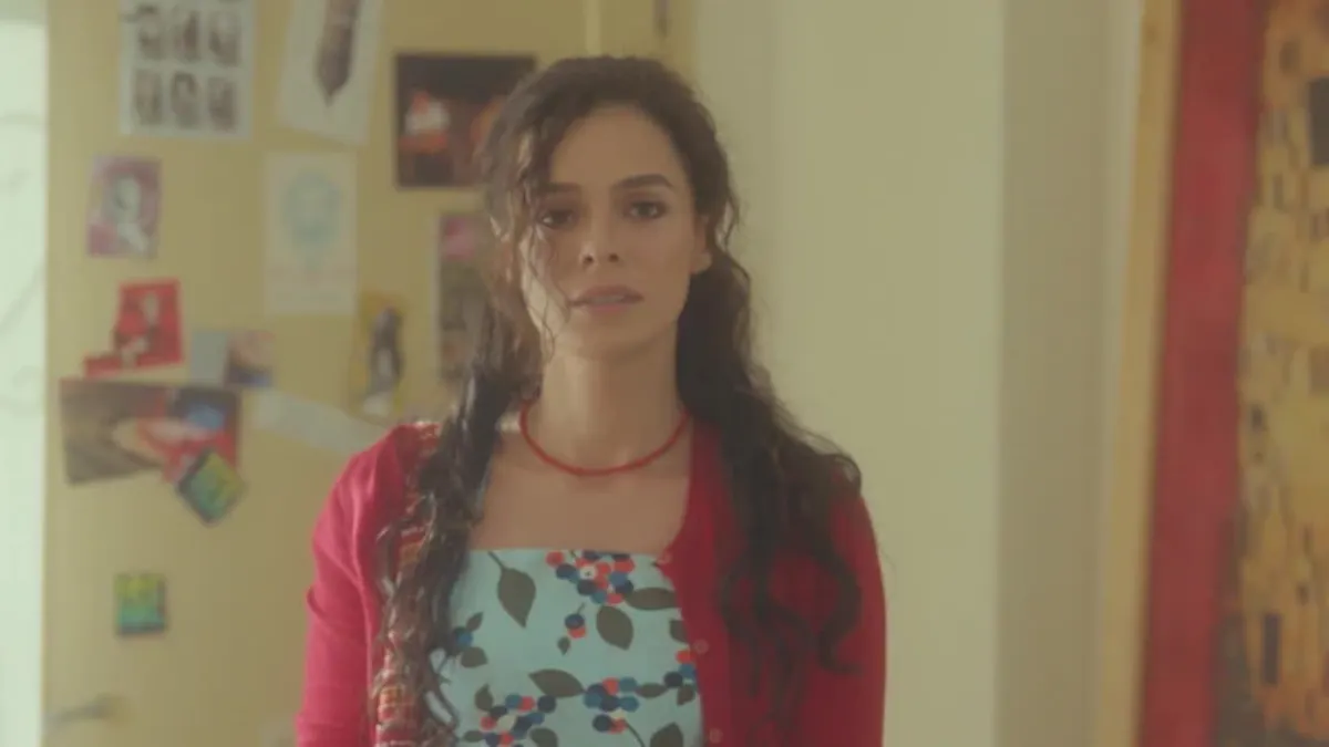“La forza di una donna”, perché conviene accendere qualche minuto prima: cosa succede alla serie