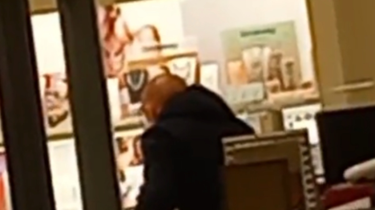 Italia, rapina a mano armata al centro commerciale: ci sono feriti (VIDEO)