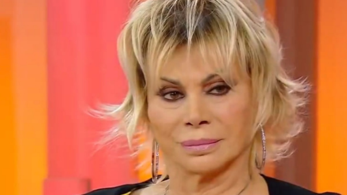 Brutta disavventura per Carmen Russo: “Gli ho dato un morso”, cosa le è successo