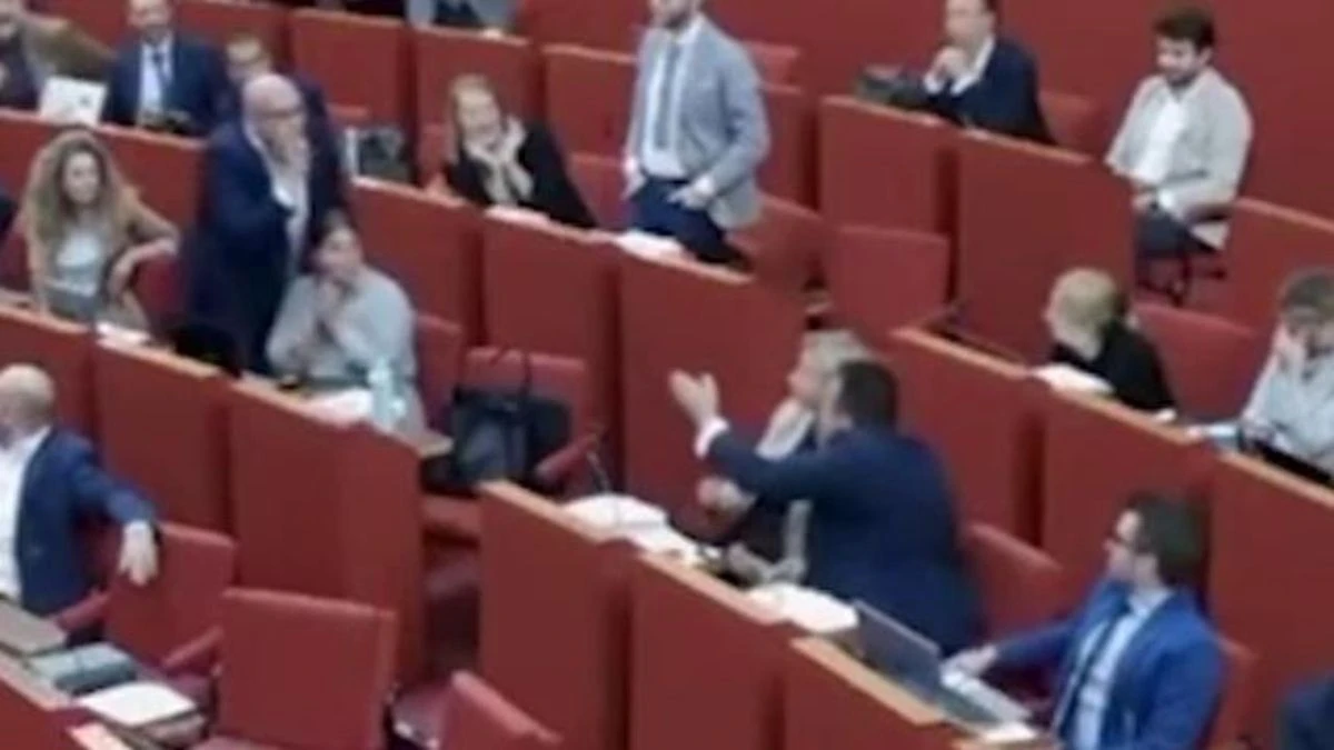 “Vi abbiamo già appesi una volta”. Frase choc dell’esponente del Pd: si scatena il caos in aula