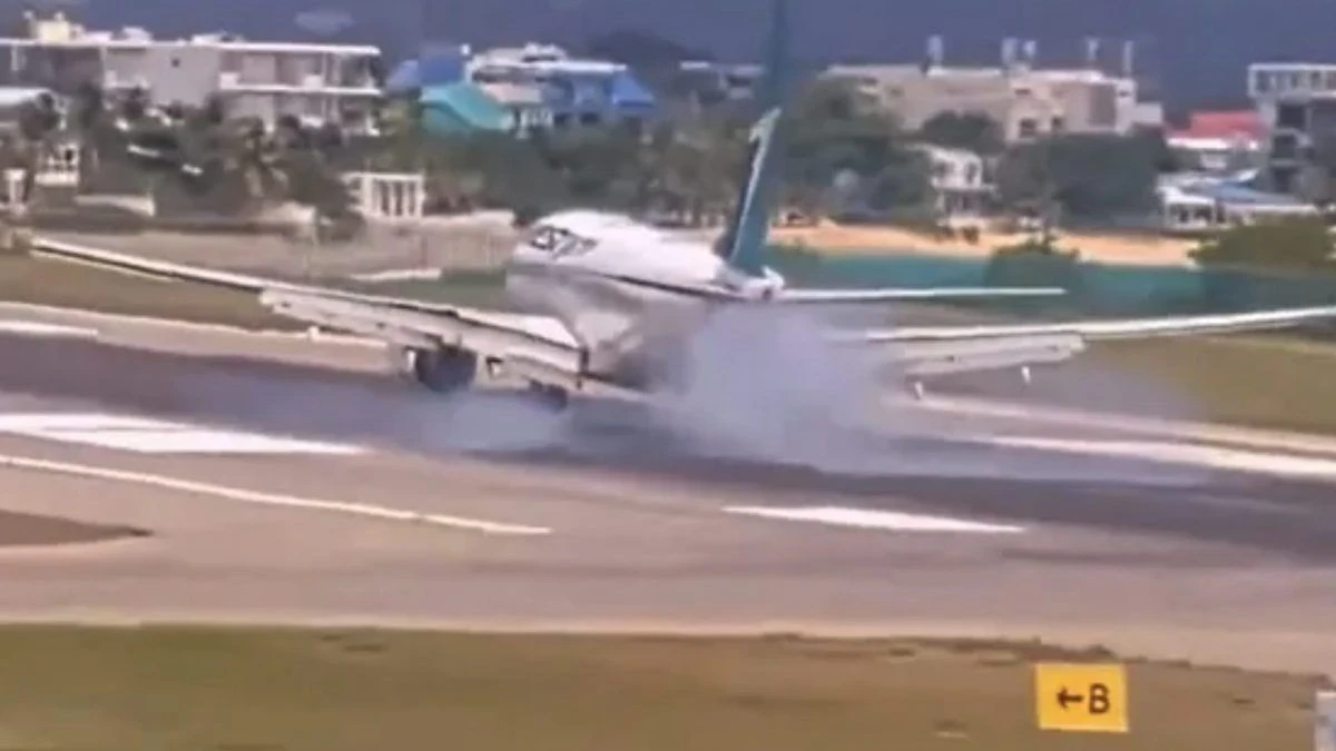 L’aereo atterra ma il carrello non si apre, terrore in pista: immagini spaventose (VIDEO) L’aereo atterra ma il carrello non si apre, terrore in pista: immagini spaventose (VIDEO)