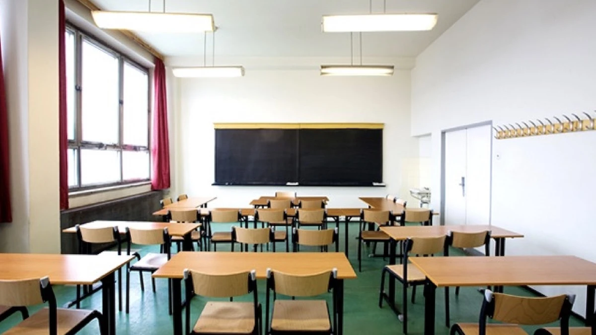 “I prof non possono indossarle”: è caos nella scuola italiana, regole shock “I prof non possono indossarle”: è caos nella scuola italiana, regole shock