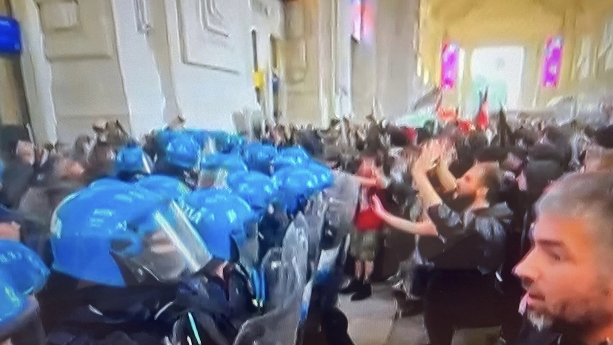guerriglia per gaza partono cariche e manganellate panico in stazione