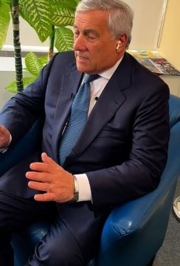 Tajani furia contro Enzo Iacchetti da Bianca Berlinguer: cos’é successo