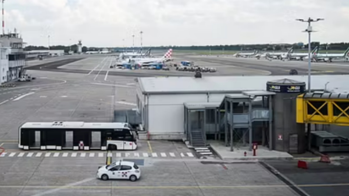 irruzione in pista nell8217aeroporto in italia panico e paura interviene la polizia