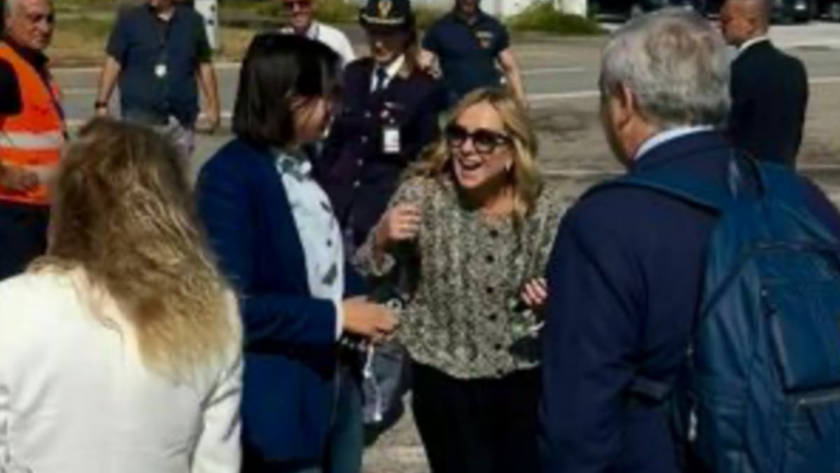 schlein e meloni sullo stesso volo per la calabria ma accade l8217impensabile